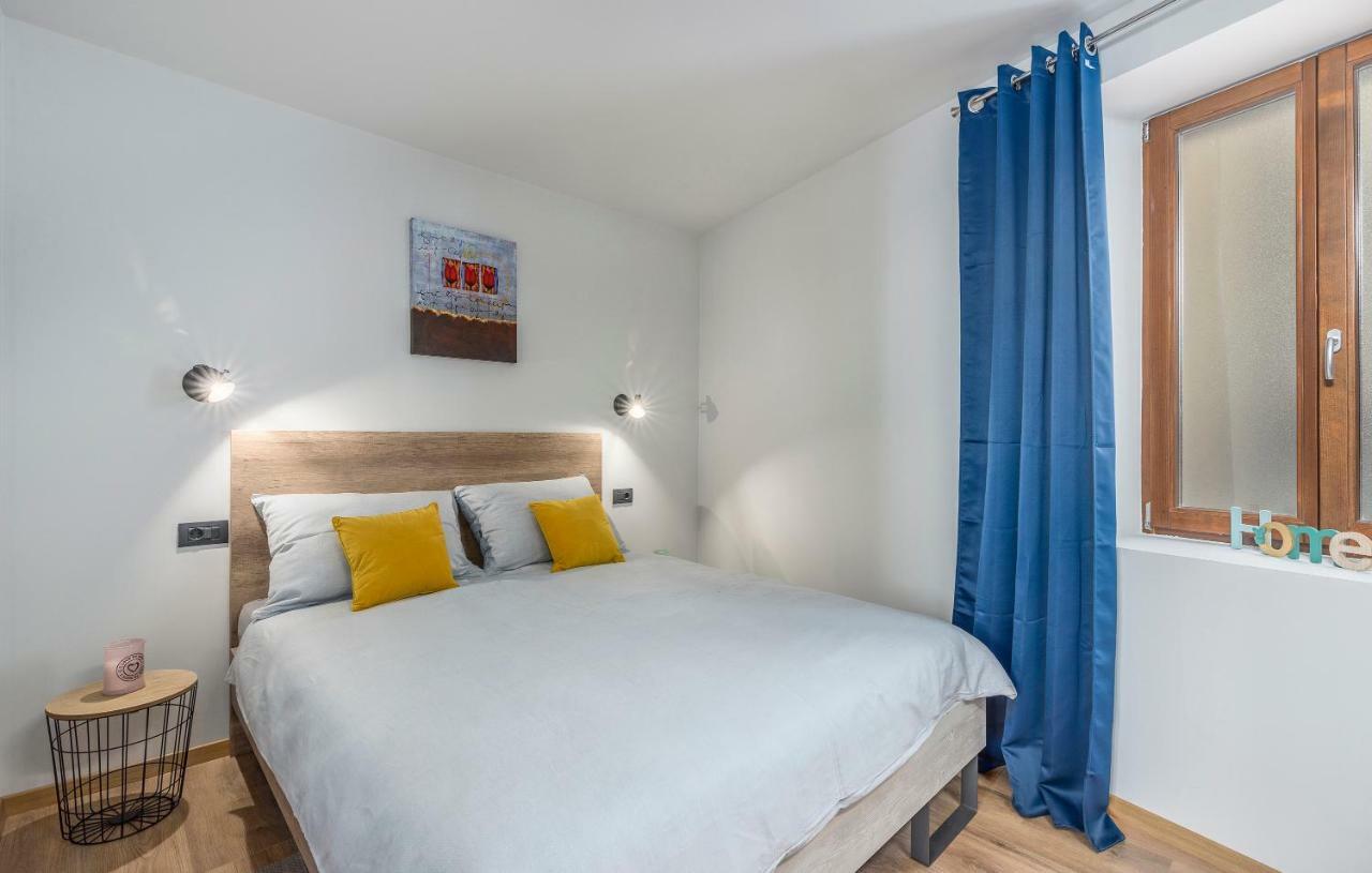 Heritage De Amicis Apartment Rovigno Esterno foto